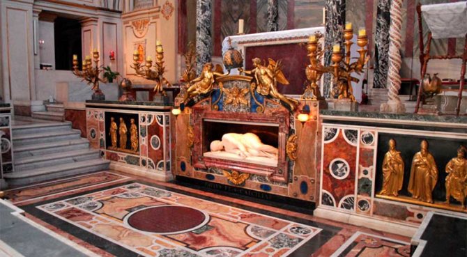 Алтарь со скульптурой Святой Цецилии